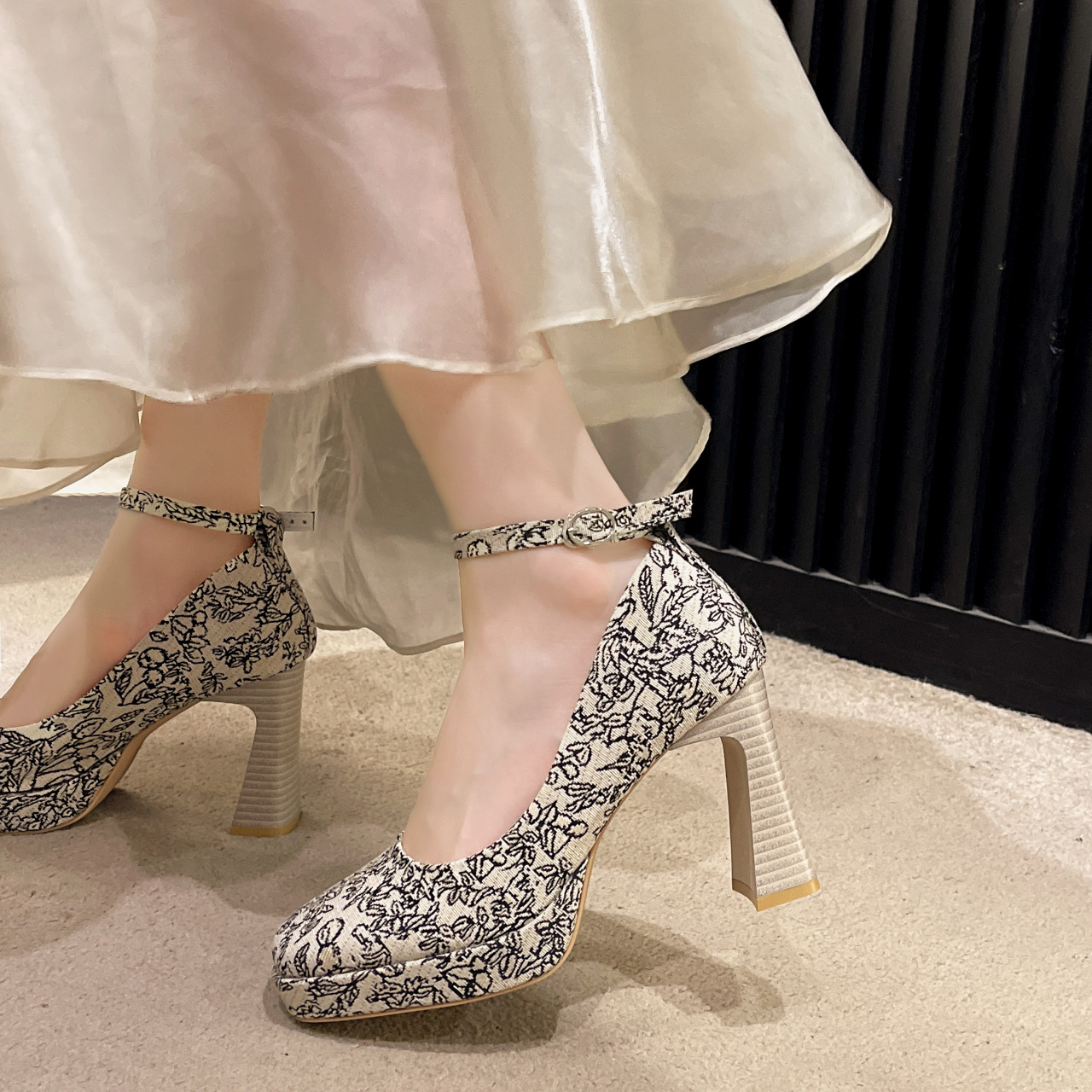 https://fulmo-img-server.com/heels/ea1b0370-b555-4ae5-8291-afef2dc5e1a2.jpg