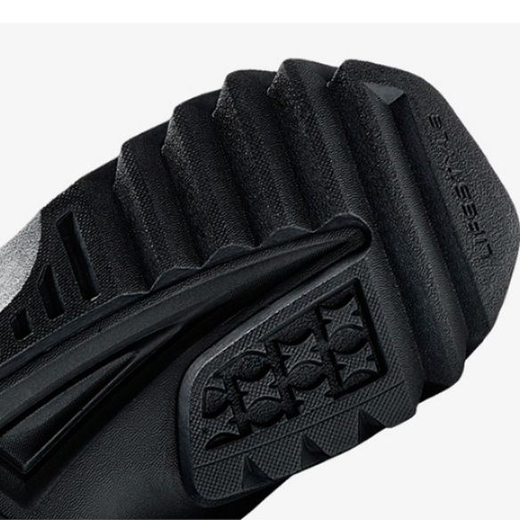 ハイカットスニーカー アウトドア対応 多機能トレッキング 雪 ボリュームソール アクティブ 撥水加工 耐滑 滑り止め加工 防水素材