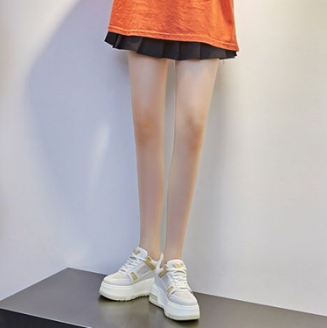 ハイカットスニーカー 厚底デザイン 伸長効果 疲れにくい クッション性 通勤 通学 日常使い デイリーユース 履きやすい 歩きやすい