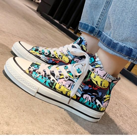 ハイカットスニーカー カジュアル 目立つ 遊び心 ストリート 履きやすい 歩きやすい クッション 安定感 デイリーコーデ グリップ力