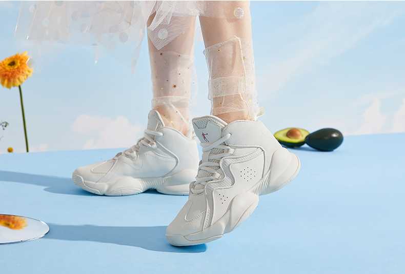 スタイルを引き立てる！オフホワイトのハイカットスニーカー15選