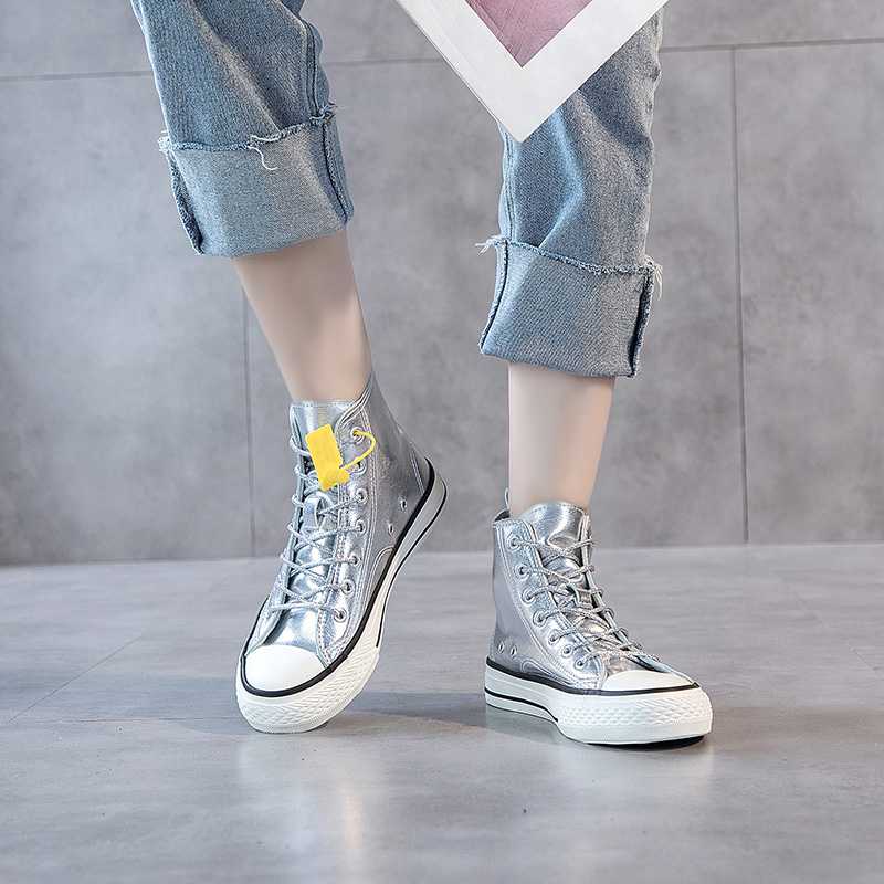 足元から可愛らしさがアップする！ハイカット レディーススニーカー15選