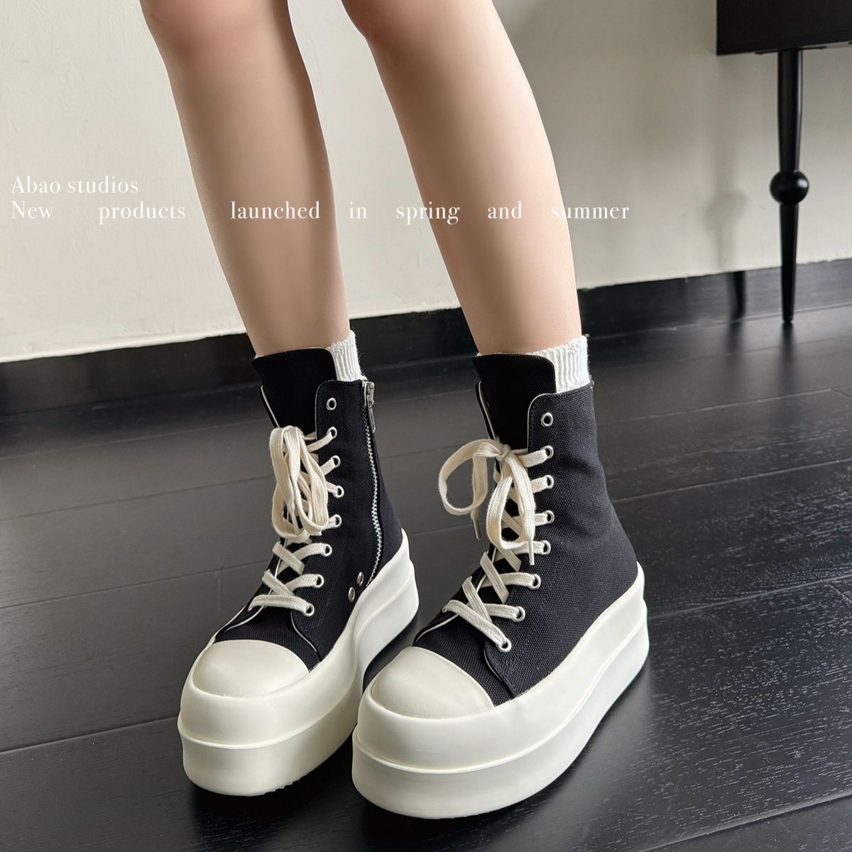 ハイカットスニーカー 脚長効果 スタイリッシュ 美脚 厚底 サイドジップ クッション性 ボリュームソール 目立つ カジュアル 