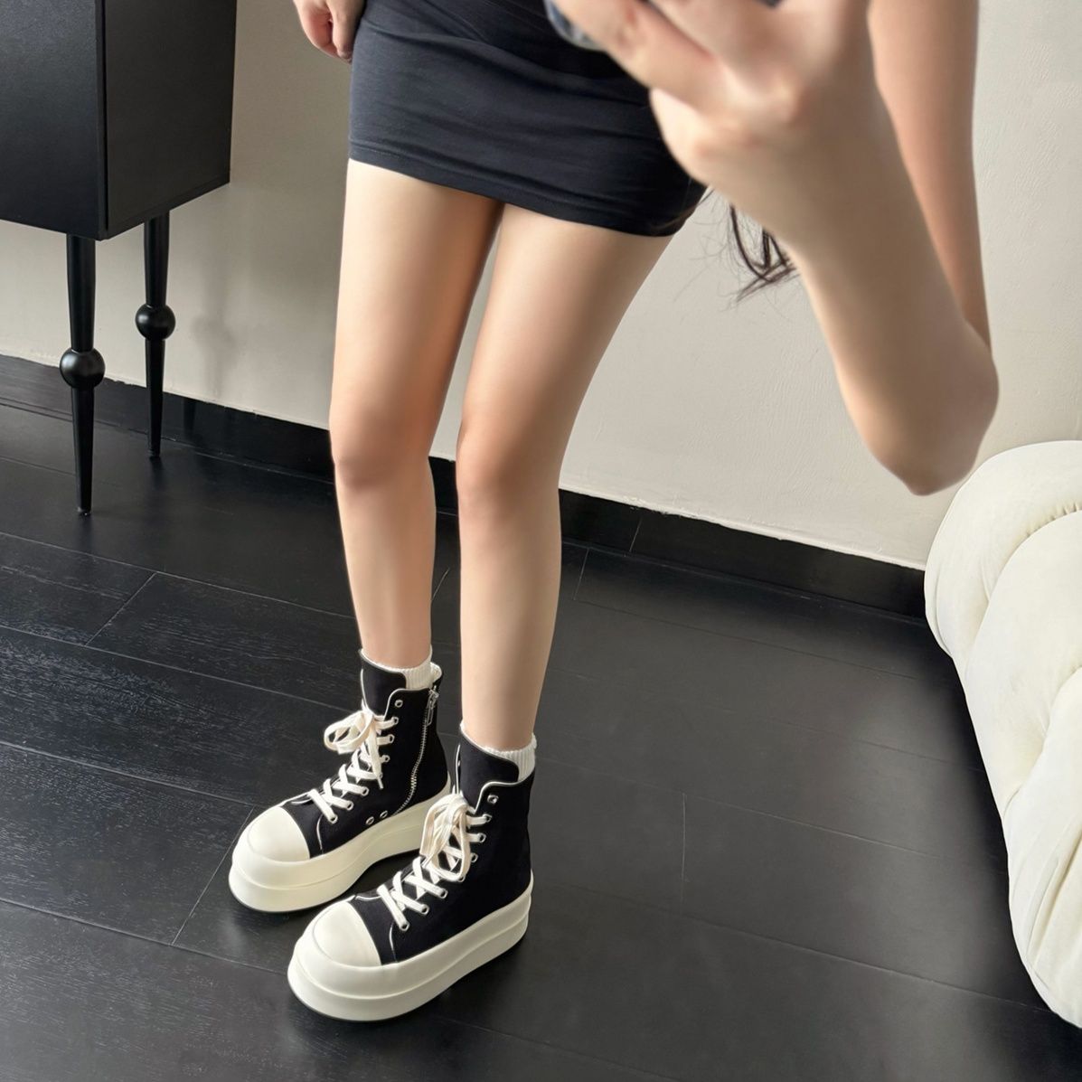 ハイカットスニーカー 脚長効果 スタイリッシュ 美脚 厚底 サイドジップ クッション性 ボリュームソール 目立つ カジュアル 