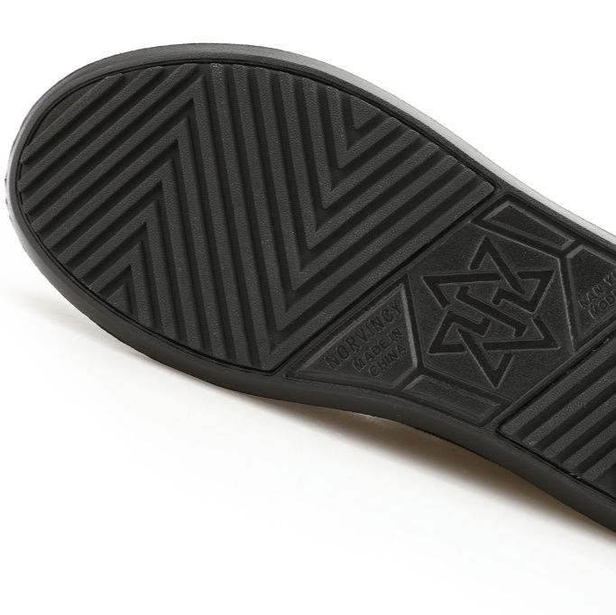 ハイカットスニーカー 軽量 カジュアル スポーティー 通気性 磁石式バックル 履きやすい 歩きやすい クッション 安定感 シンプル