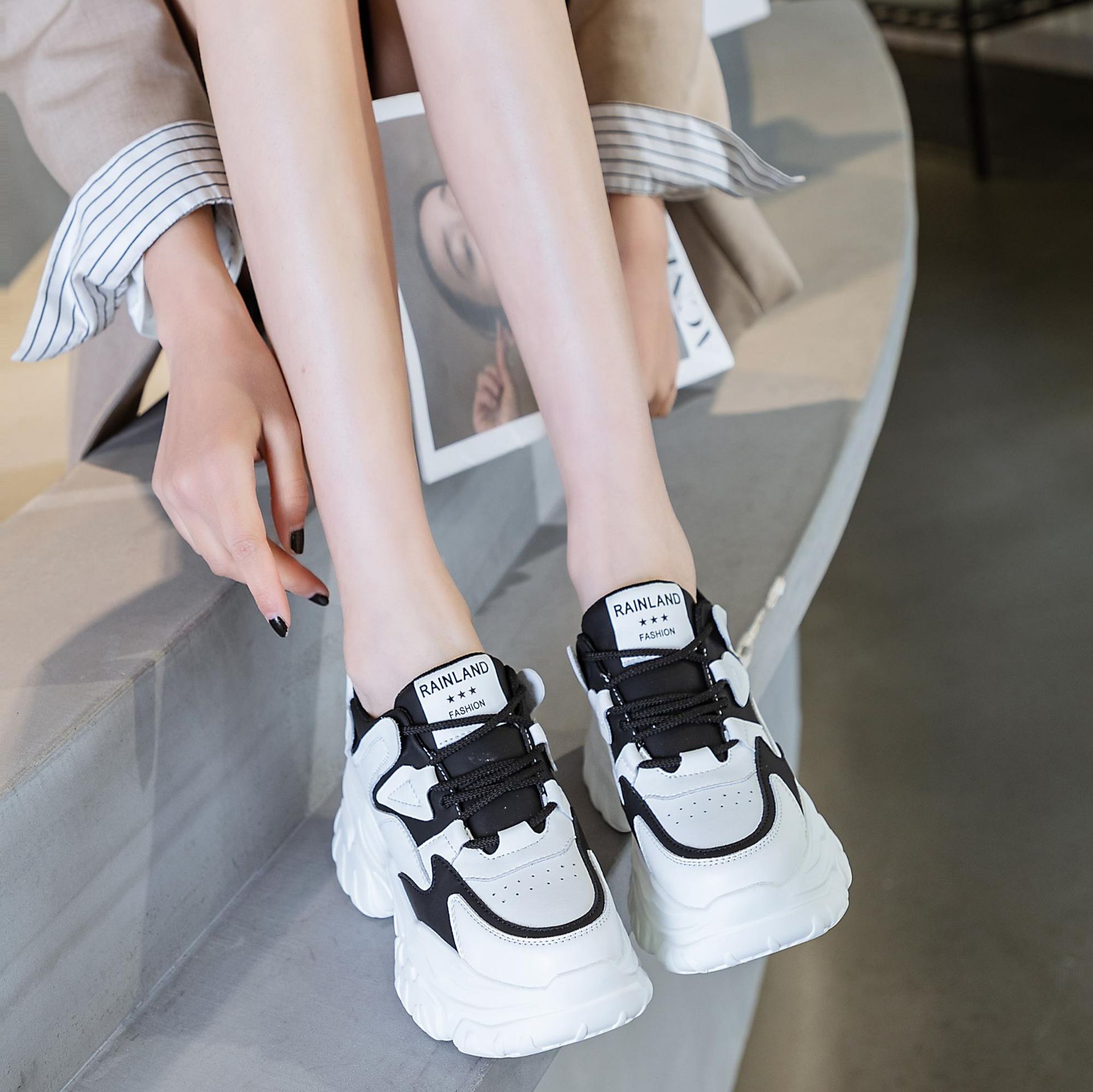 ハイカットスニーカー 美脚効果 カジュアル シンプル かわいい 快適歩行 厚底ソール クッション性 軽量設計 疲れにくくフィット感