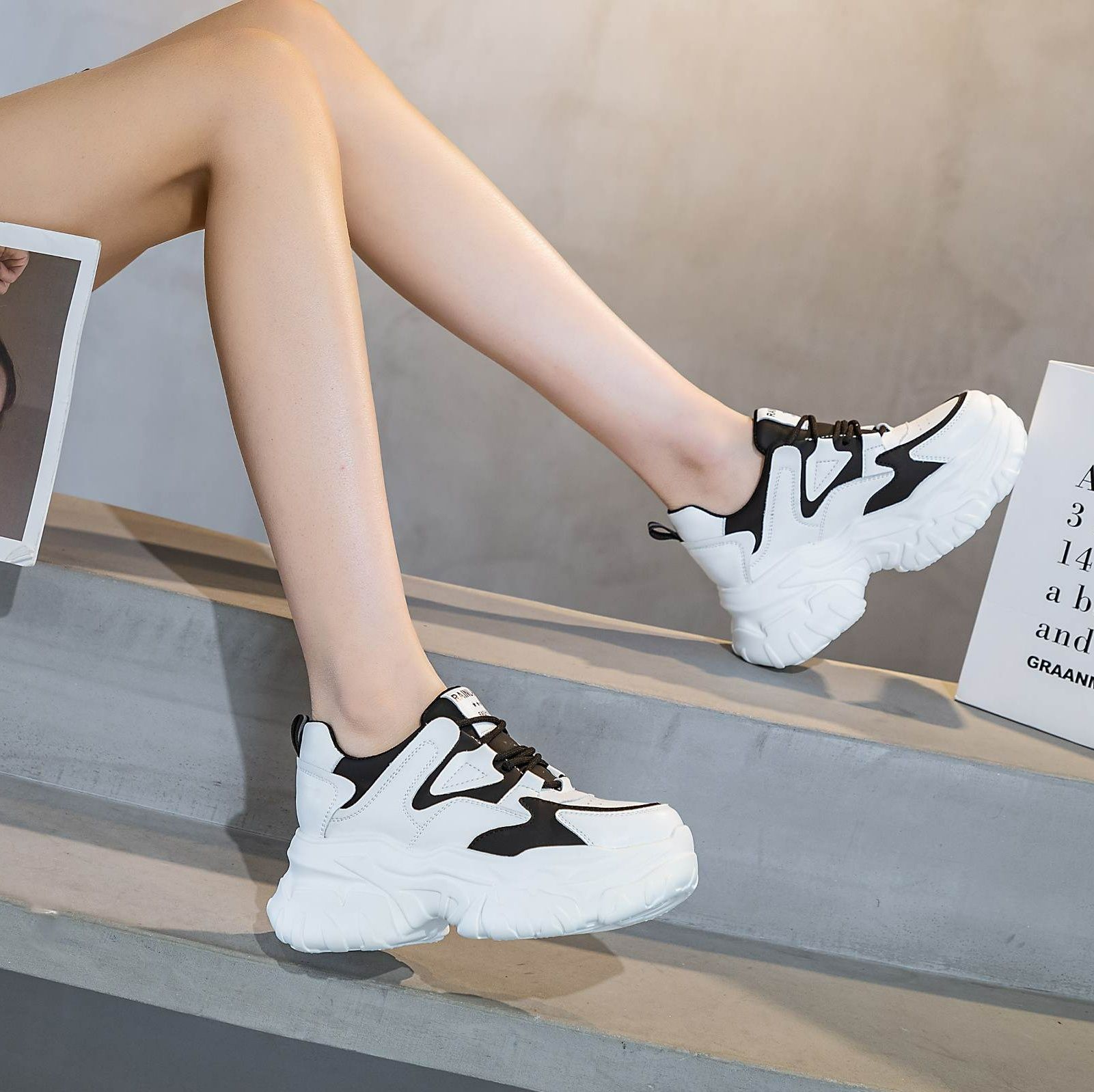 ハイカットスニーカー 美脚効果 カジュアル シンプル かわいい 快適歩行 厚底ソール クッション性 軽量設計 疲れにくくフィット感