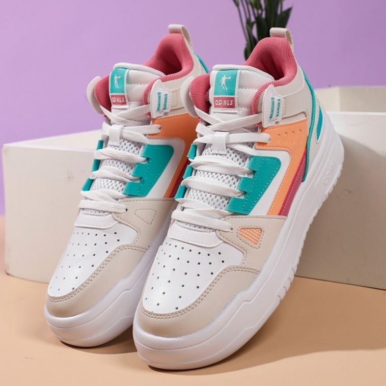 ハイカットスニーカー 通気性 メッシュ素材 日常使い 歩きやすい 疲れにくい 厚底ソール クッション性 部活 スポーツ ランニング