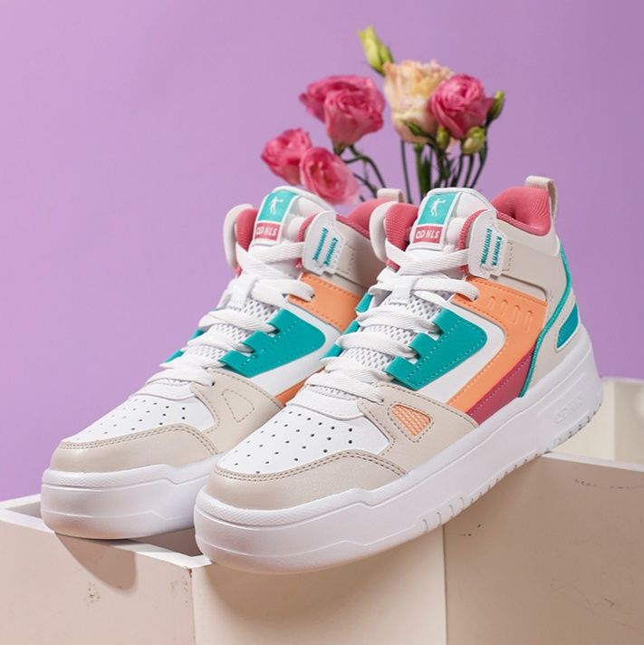 ハイカットスニーカー 通気性 メッシュ素材 日常使い 歩きやすい 疲れにくい 厚底ソール クッション性 部活 スポーツ ランニング