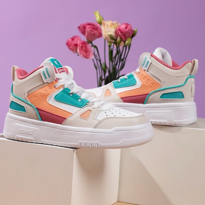 ハイカットスニーカー 通気性 メッシュ素材 日常使い 歩きやすい 疲れにくい 厚底ソール クッション性 部活 スポーツ ランニング