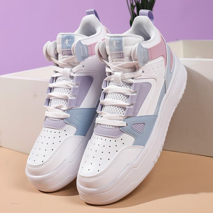 ハイカットスニーカー 通気性 メッシュ素材 日常使い 歩きやすい 疲れにくい 厚底ソール クッション性 部活 スポーツ ランニング