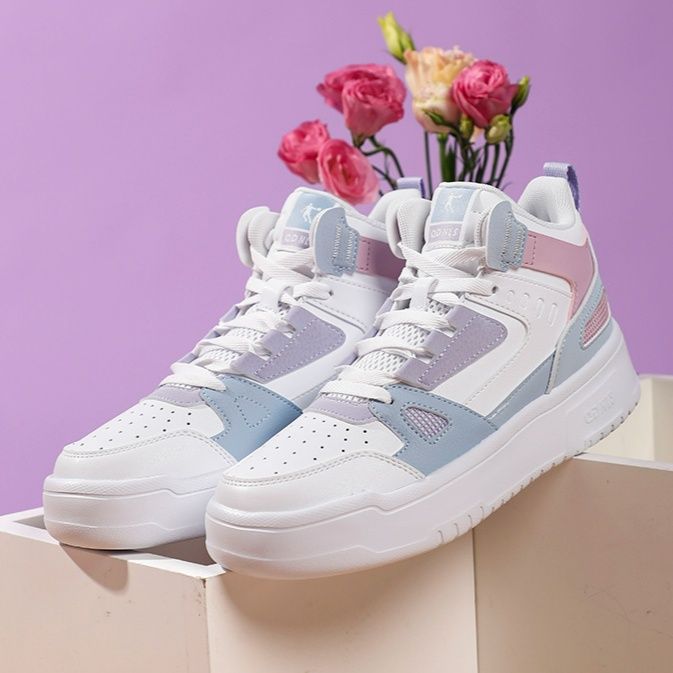 ハイカットスニーカー 通気性 メッシュ素材 日常使い 歩きやすい 疲れにくい 厚底ソール クッション性 部活 スポーツ ランニング