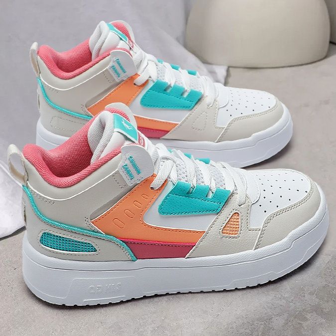 ハイカットスニーカー 通気性 メッシュ素材 日常使い 歩きやすい 疲れにくい 厚底ソール クッション性 部活 スポーツ ランニング