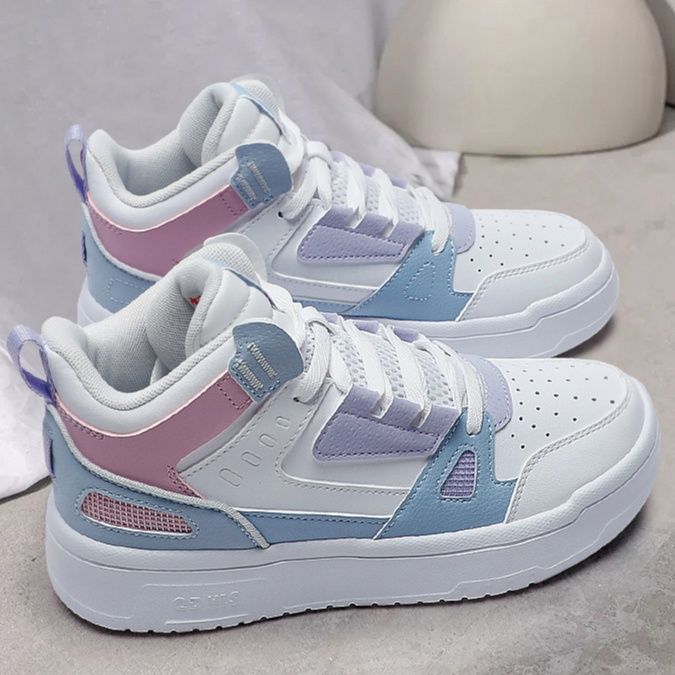 ハイカットスニーカー 通気性 メッシュ素材 日常使い 歩きやすい 疲れにくい 厚底ソール クッション性 部活 スポーツ ランニング