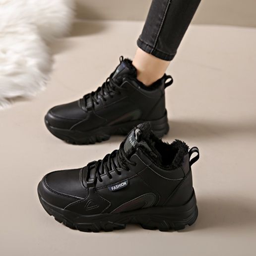 ハイカットスニーカー スポーティー アウトドア 日常使い ふわもこ裏起毛 安定感 疲れにくい 痛くならない 軽快 デイリーユース 