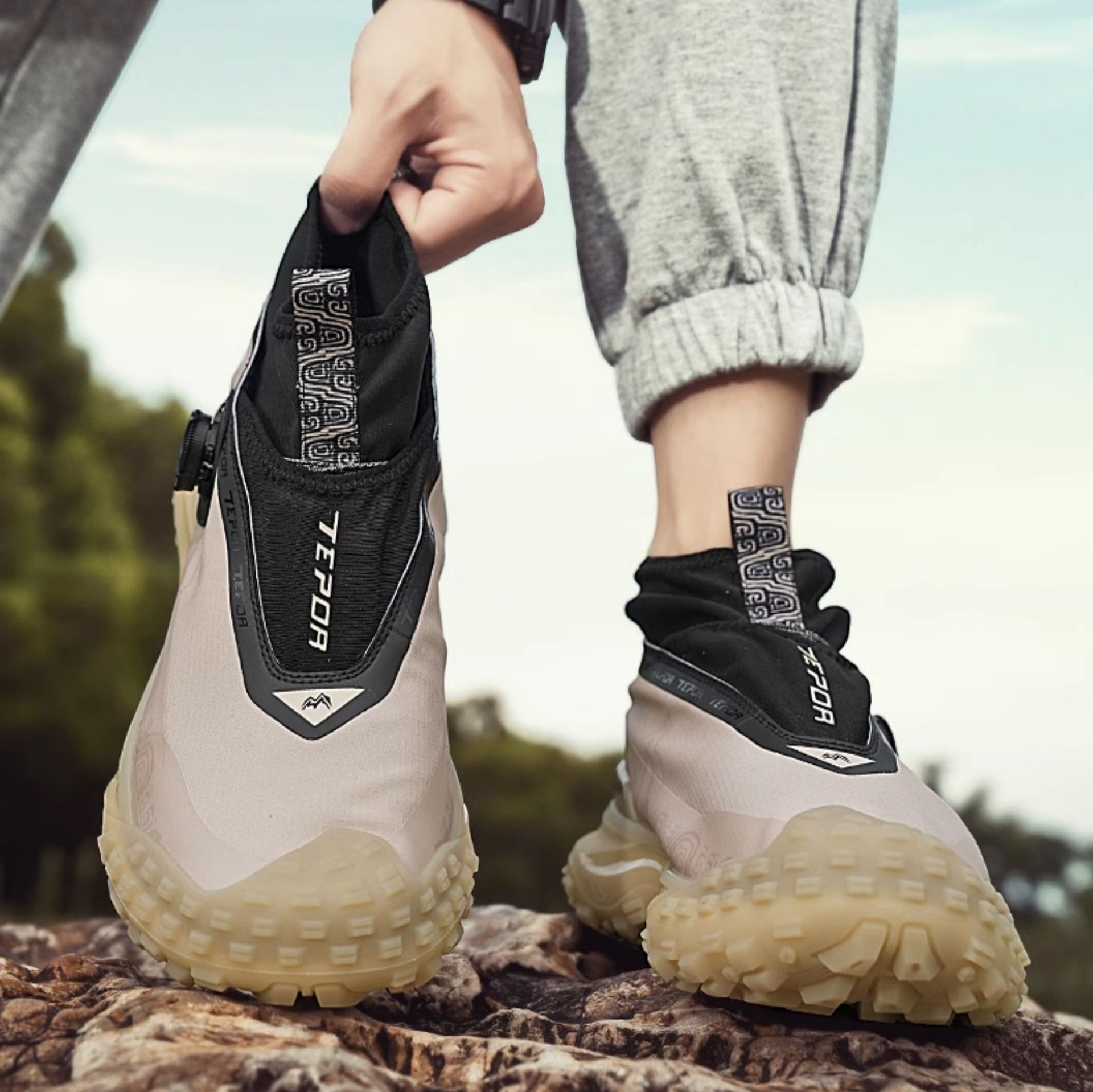 ハイカットスニーカー 厚底ソール グリップ力 疲れにくい 痛くならない 履きやすい 歩きやすい クッション 安定感 通気性 アウトドア