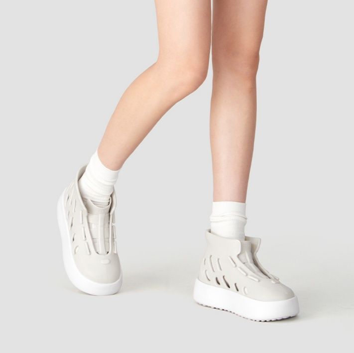 ハイカットスニーカー 夏 通気性抜群 軽量素材 疲れにくい 履きやすい 歩きやすい デイリーユース 日常使い 目立つ 遊び心