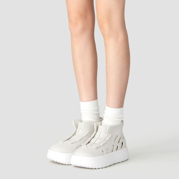 ハイカットスニーカー 夏 通気性抜群 軽量素材 疲れにくい 履きやすい 歩きやすい デイリーユース 日常使い 目立つ 遊び心