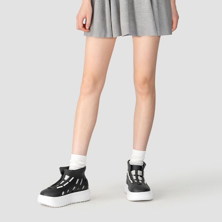 ハイカットスニーカー 夏 通気性抜群 軽量素材 疲れにくい 履きやすい 歩きやすい デイリーユース 日常使い 目立つ 遊び心