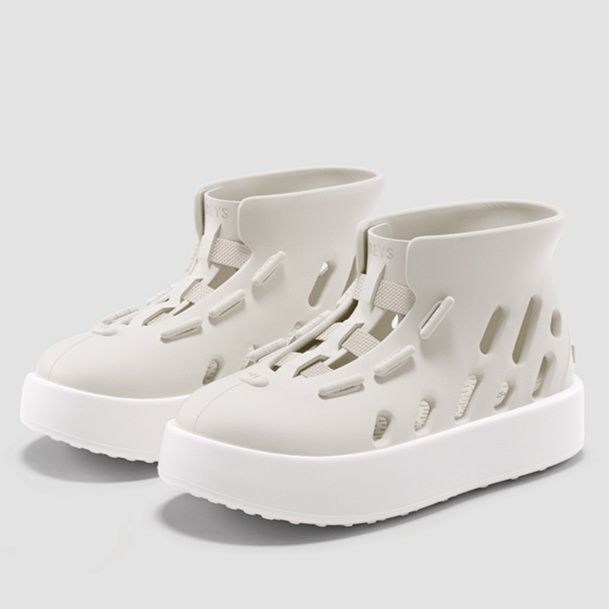 ハイカットスニーカー 夏 通気性抜群 軽量素材 疲れにくい 履きやすい 歩きやすい デイリーユース 日常使い 目立つ 遊び心