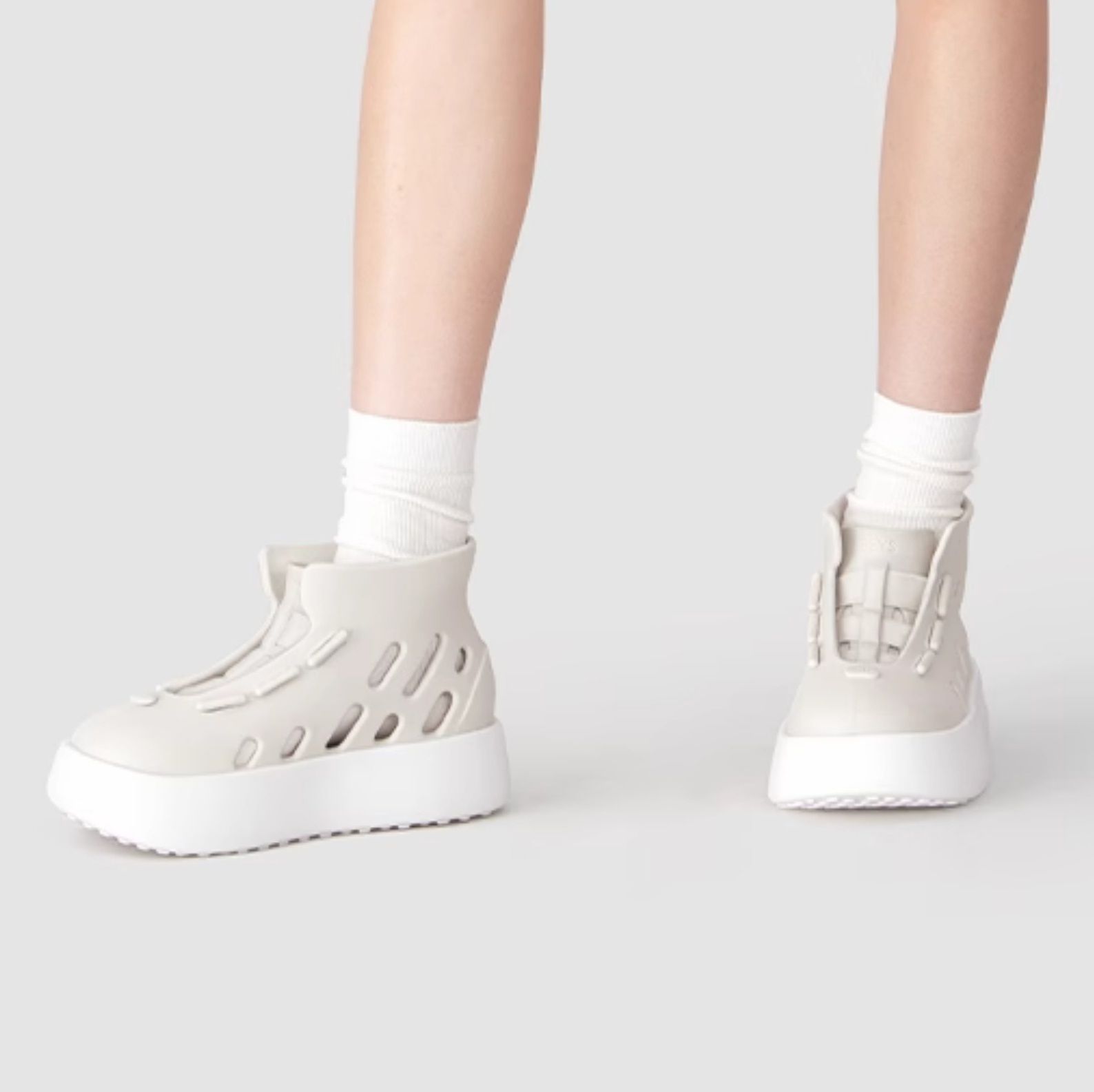 ハイカットスニーカー 夏 通気性抜群 軽量素材 疲れにくい 履きやすい 歩きやすい デイリーユース 日常使い 目立つ 遊び心