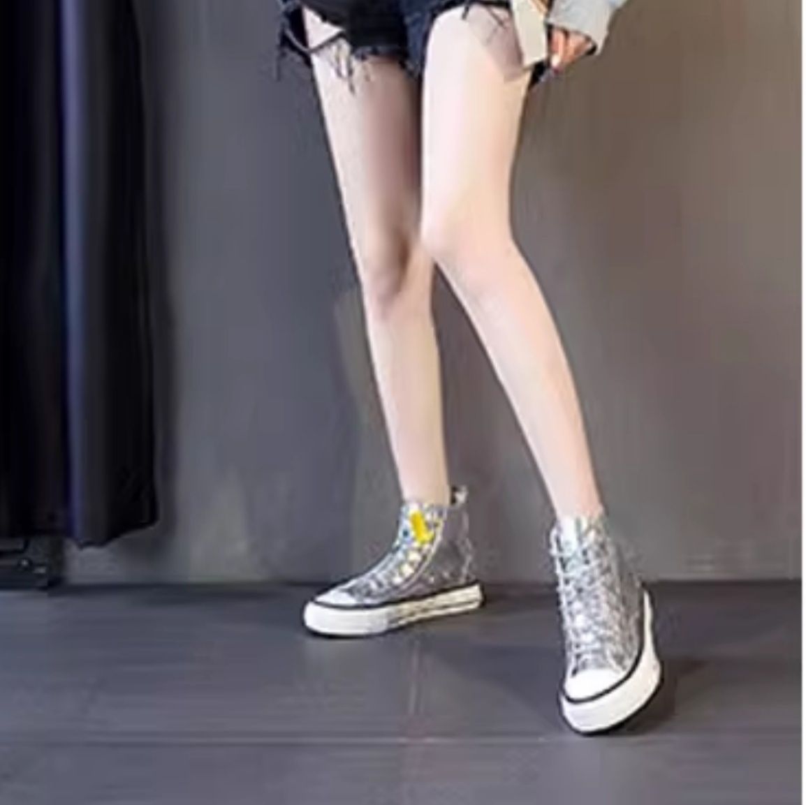 ハイカットスニーカー 目立つ 遊び心 おしゃれ スタイリッシュ 軽快 快適歩行 安定感 オールシーズン 疲れにくい 痛くならない