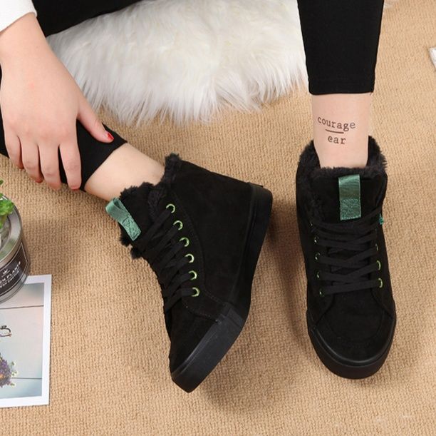 ハイカットスニーカー おしゃれ カジュアル シンプル かわいい 可愛い もこもこ 内ボア 滑りにくい 安定感 目立つ グリップ力 日常使い