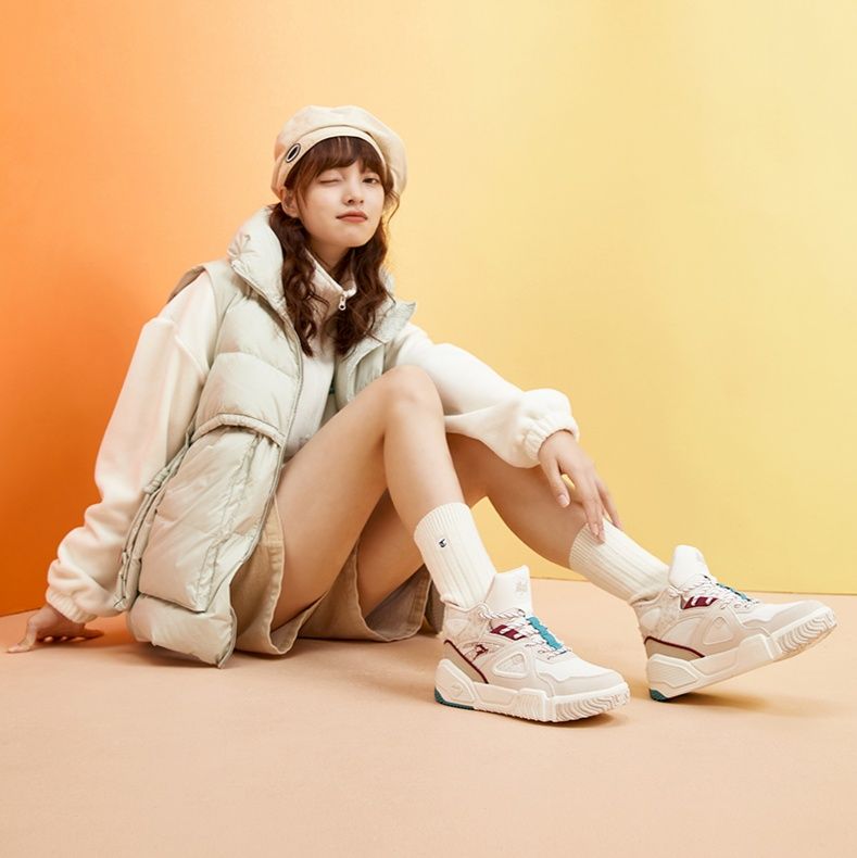 ハイカットスニーカー ダンス 疲れにくい 痛くならない カジュアル シンプル かわいい 遊び心 おしゃれ 歩きやすい クッション 安定感