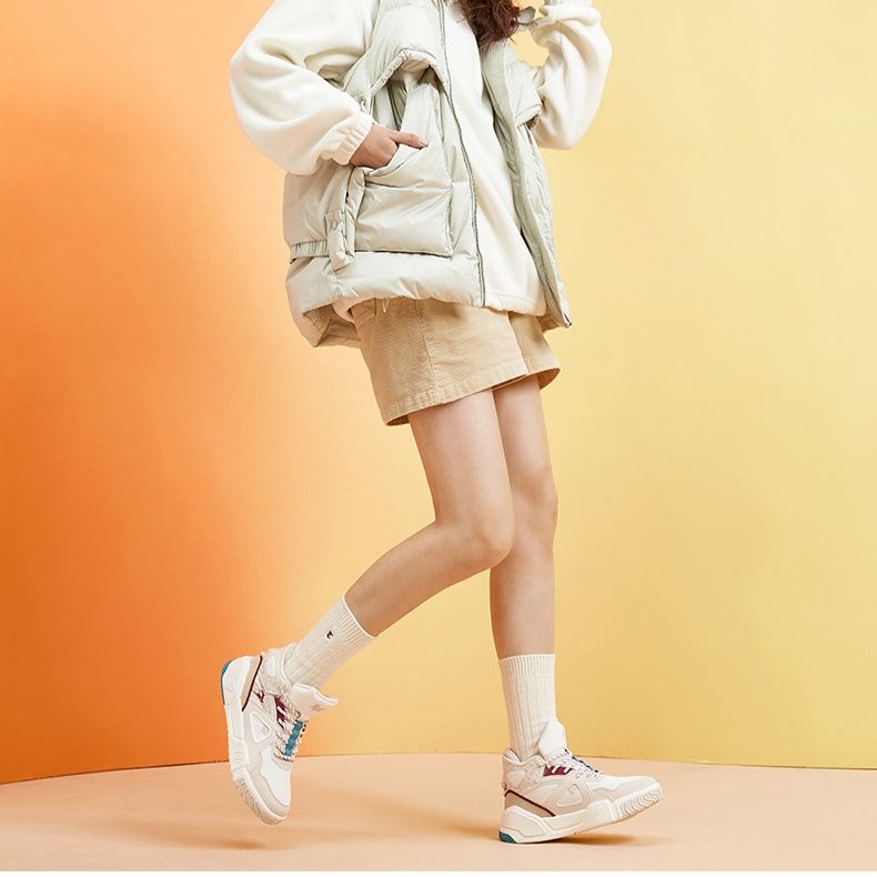 ハイカットスニーカー ダンス 疲れにくい 痛くならない カジュアル シンプル かわいい 遊び心 おしゃれ 歩きやすい クッション 安定感