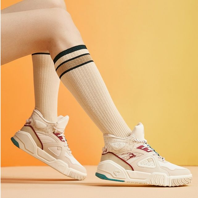 ハイカットスニーカー ダンス 疲れにくい 痛くならない カジュアル シンプル かわいい 遊び心 おしゃれ 歩きやすい クッション 安定感