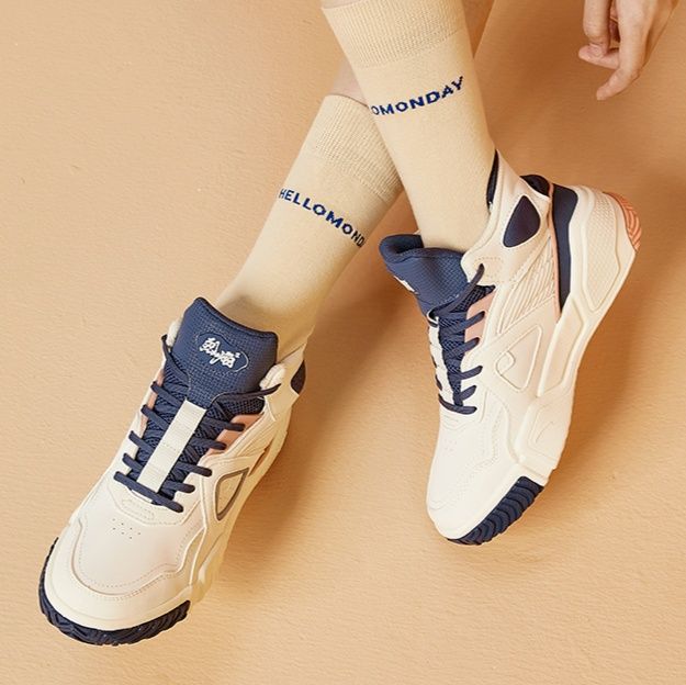 ハイカットスニーカー ダンス 疲れにくい 痛くならない カジュアル シンプル かわいい 遊び心 おしゃれ 歩きやすい クッション 安定感