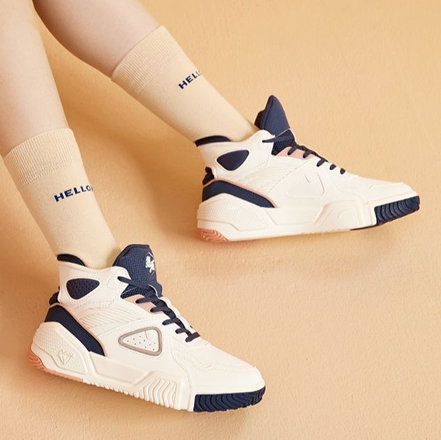 ハイカットスニーカー ダンス 疲れにくい 痛くならない カジュアル シンプル かわいい 遊び心 おしゃれ 歩きやすい クッション 安定感