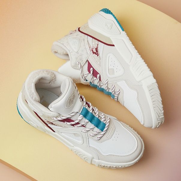 ハイカットスニーカー ダンス 疲れにくい 痛くならない カジュアル シンプル かわいい 遊び心 おしゃれ 歩きやすい クッション 安定感