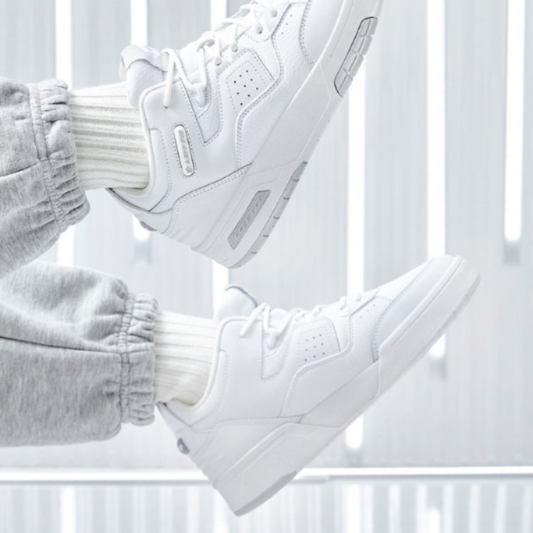 【究極のクリーン】オールホワイト スポーティスニーカー | 厚底 パンチングデザイン アーバンストリート