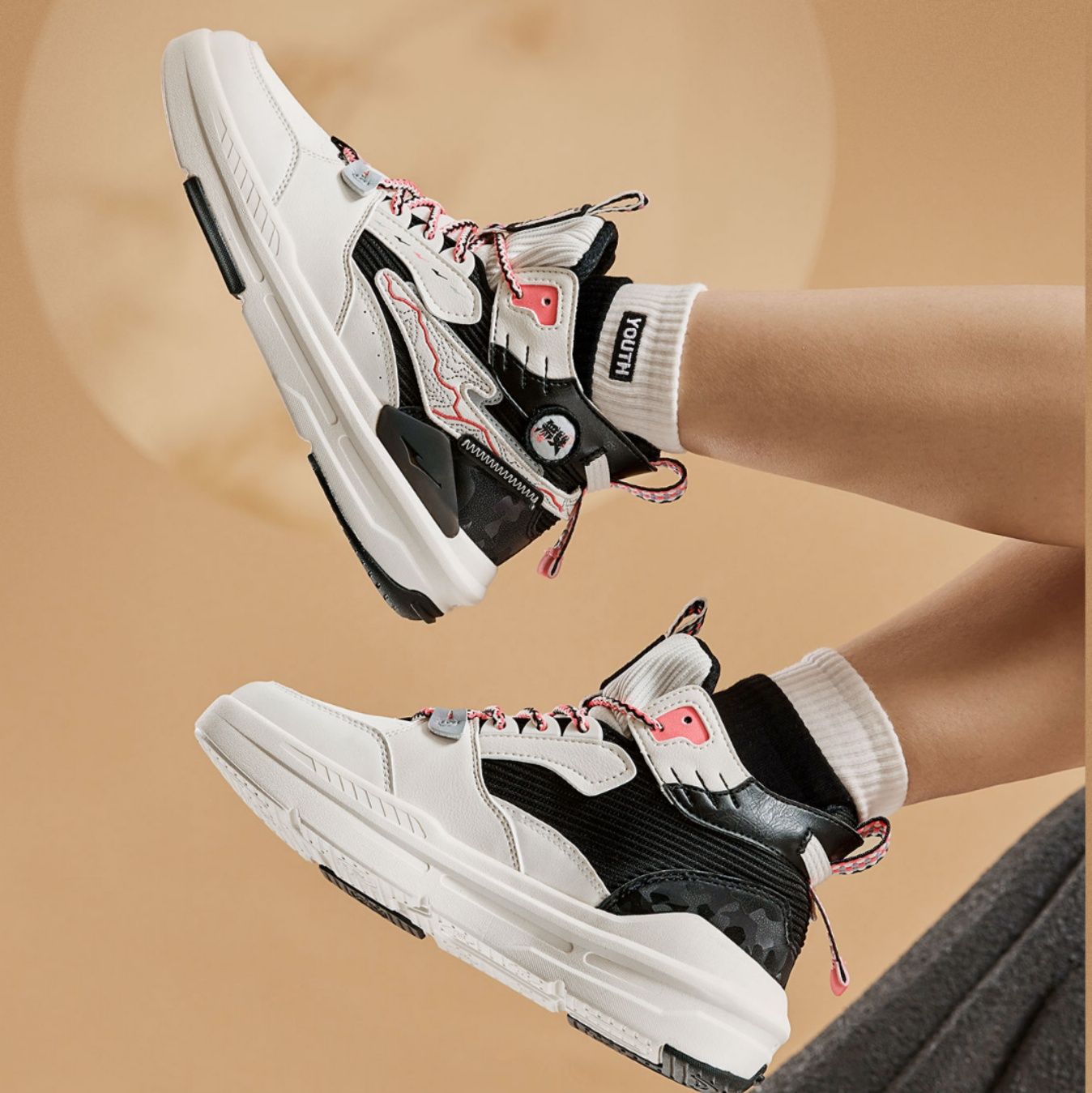【アーバン・タクティカル】ハイカットスニーカー ホワイト×ブラック | 厚底 サイドジップ ピンクアクセント テックウェア