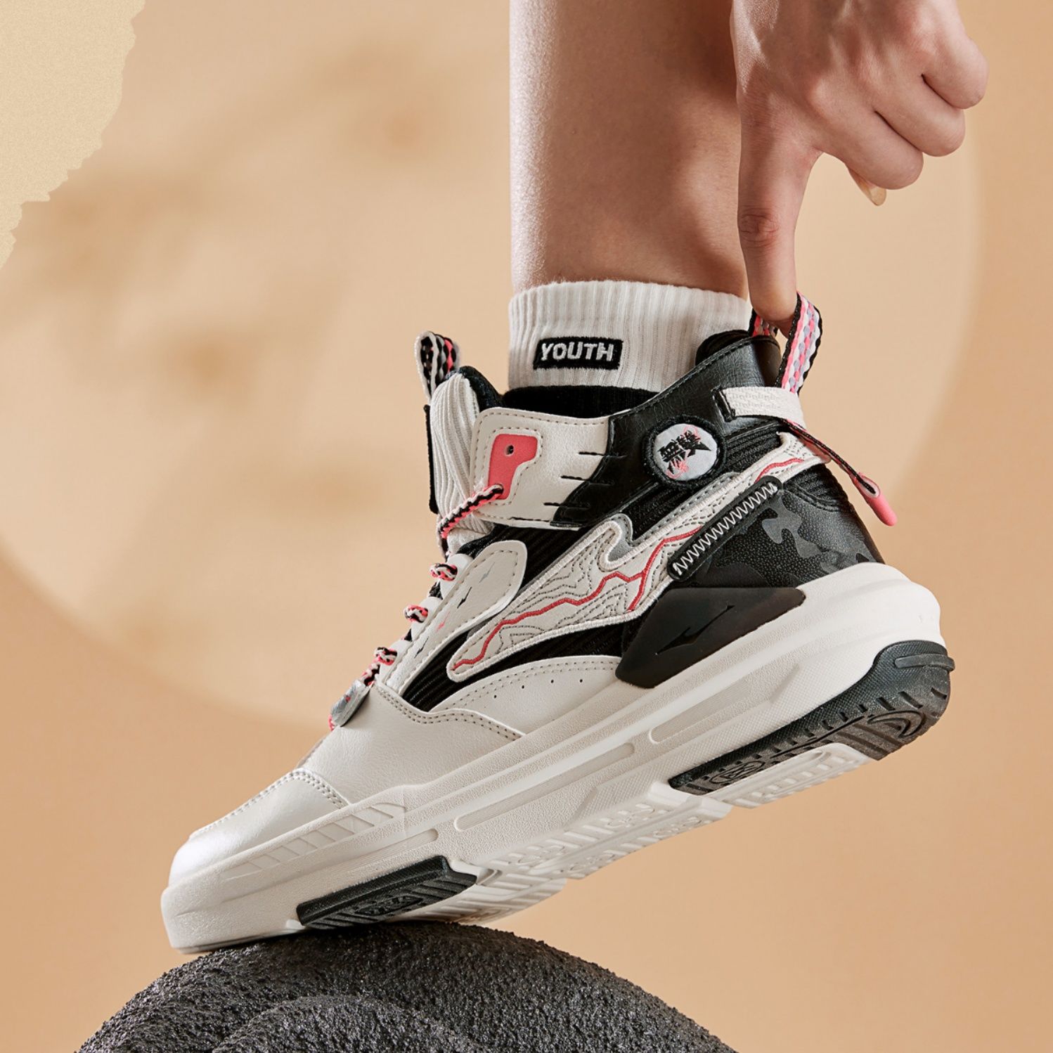 【アーバン・タクティカル】ハイカットスニーカー ホワイト×ブラック | 厚底 サイドジップ ピンクアクセント テックウェア