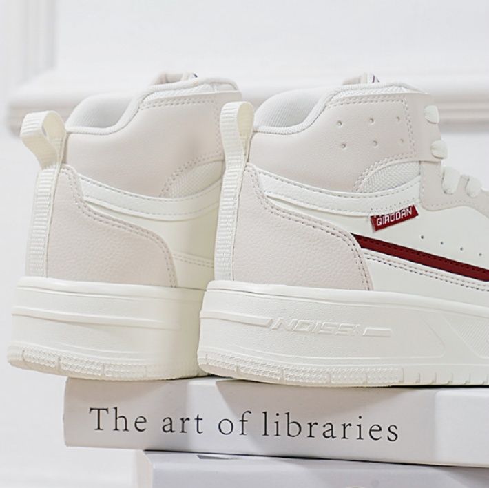 【クラシック・テック】ミッドカットスニーカー ホワイト | レッドライン アクセントソール ミニマル・スポーティー