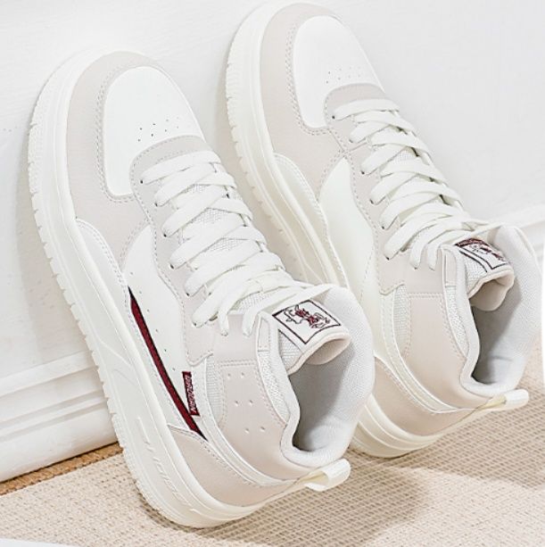 【クラシック・テック】ミッドカットスニーカー ホワイト | レッドライン アクセントソール ミニマル・スポーティー