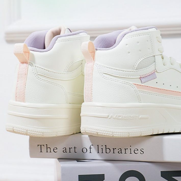 【クラシック・テック】ミッドカットスニーカー ホワイト | レッドライン アクセントソール ミニマル・スポーティー