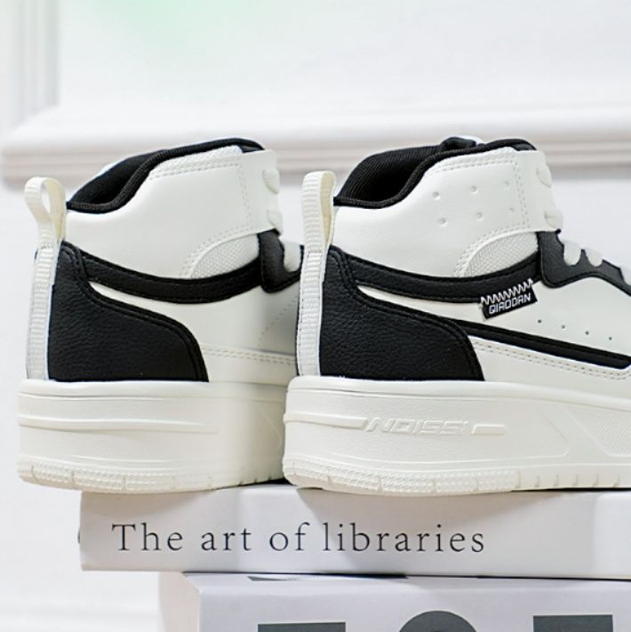 【クラシック・テック】ミッドカットスニーカー ホワイト | レッドライン アクセントソール ミニマル・スポーティー