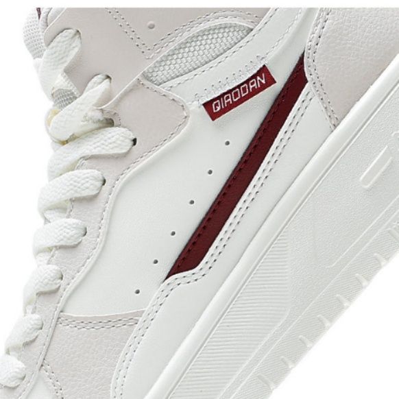 【クラシック・テック】ミッドカットスニーカー ホワイト | レッドライン アクセントソール ミニマル・スポーティー