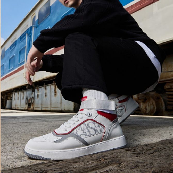 【アーバン・トラベラー】ハイカットスニーカー ホワイト×レッド | ベルクロストラップ グラフィックパネル クリーン・ストリート