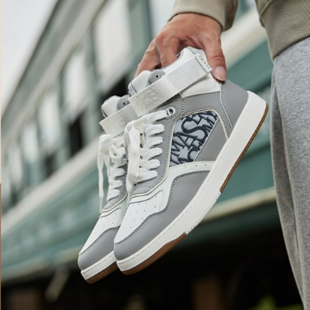 【アーバン・トラベラー】ハイカットスニーカー ホワイト×レッド | ベルクロストラップ グラフィックパネル クリーン・ストリート