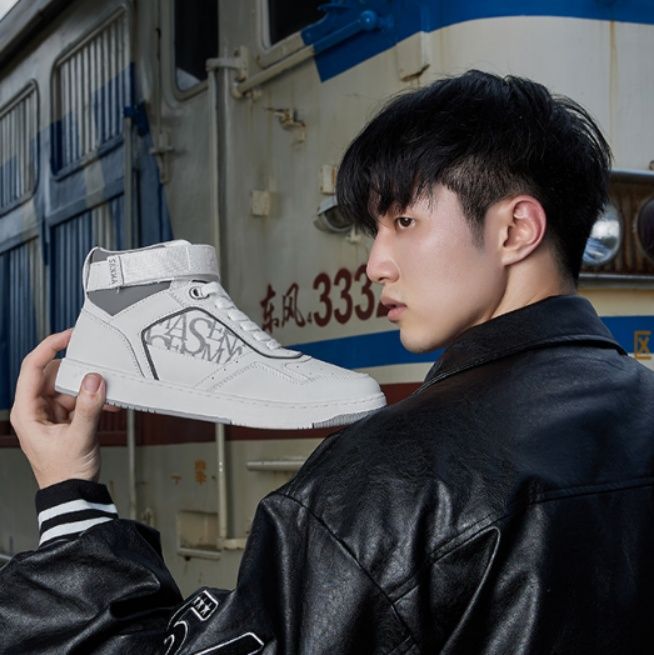 【アーバン・トラベラー】ハイカットスニーカー ホワイト×レッド | ベルクロストラップ グラフィックパネル クリーン・ストリート