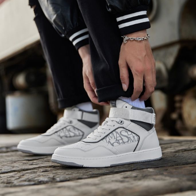 【アーバン・トラベラー】ハイカットスニーカー ホワイト×レッド | ベルクロストラップ グラフィックパネル クリーン・ストリート