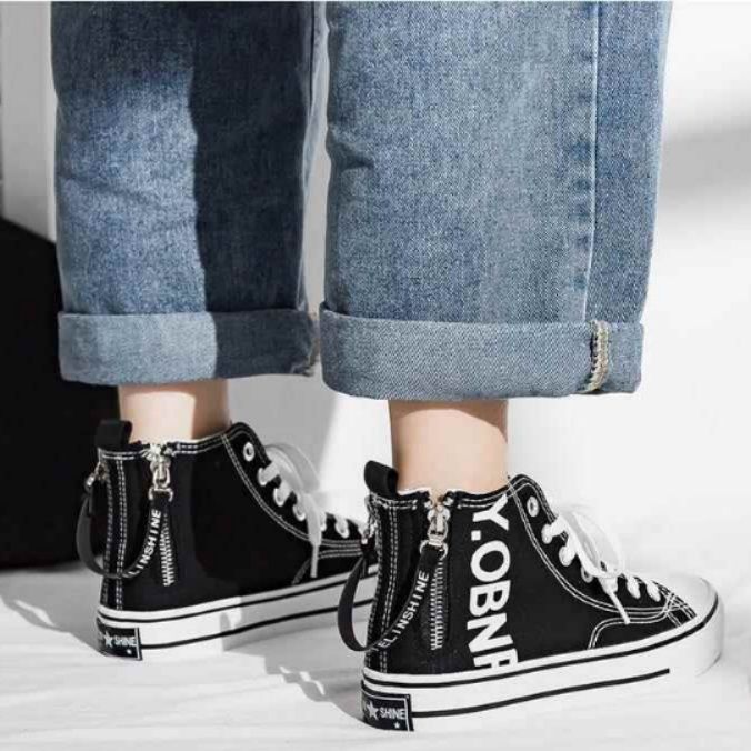 【モノトーン・タイポグラフィ】ハイカット キャンバススニーカー ブラック | バックジップ ストラップアクセント ストリート・モード