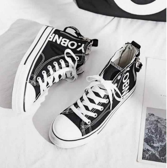 【モノトーン・タイポグラフィ】ハイカット キャンバススニーカー ブラック | バックジップ ストラップアクセント ストリート・モード