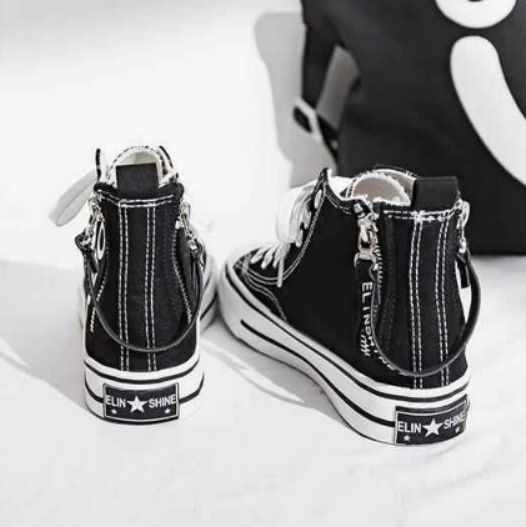 【モノトーン・タイポグラフィ】ハイカット キャンバススニーカー ブラック | バックジップ ストラップアクセント ストリート・モード