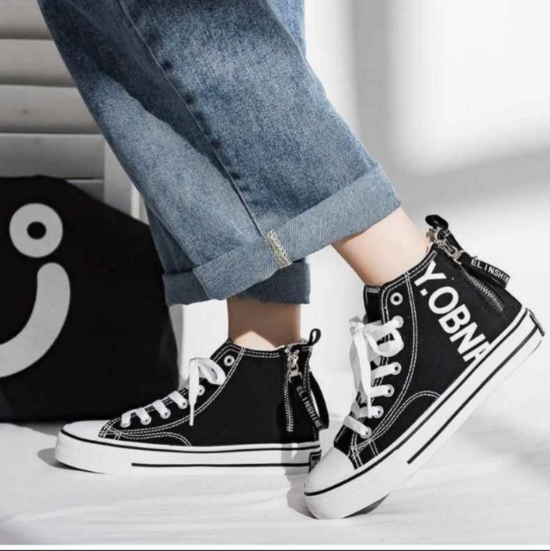 【モノトーン・タイポグラフィ】ハイカット キャンバススニーカー ブラック | バックジップ ストラップアクセント ストリート・モード