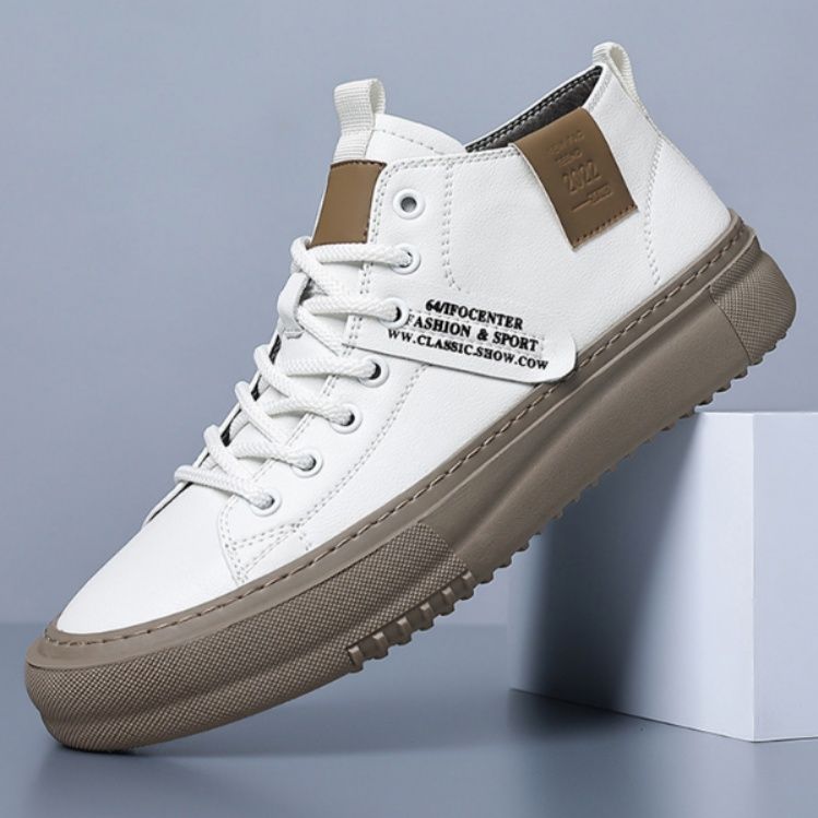 【ミニマル・エッジ】ミッドカットスニーカー オフホワイト×トープ | シボ感レザー調 サイドロゴタグ 都会派カジュアル